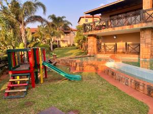 Piscina de la sau aproape de Ocean View Villas: Port Edward Unit H09