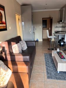 O bucătărie sau chicinetă la Ocean View Villas: Port Edward Unit H09