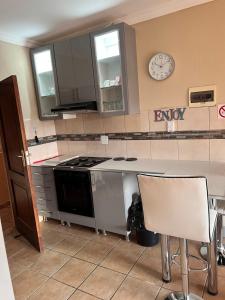 O bucătărie sau chicinetă la Ocean View Villas: Port Edward Unit H09