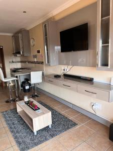 TV a/nebo společenská místnost v ubytování Ocean View Villas: Port Edward Unit H09