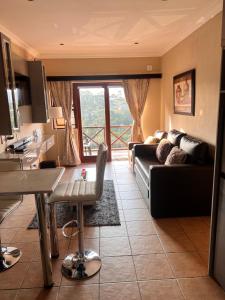 Posezení v ubytování Ocean View Villas: Port Edward Unit H09