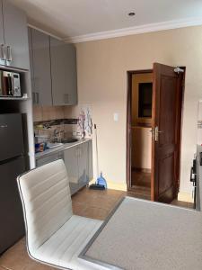 O bucătărie sau chicinetă la Ocean View Villas: Port Edward Unit H09