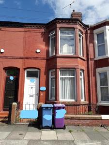 利物浦的住宿－Traditional House near Liverpool city centre，砖屋前的两把垃圾桶