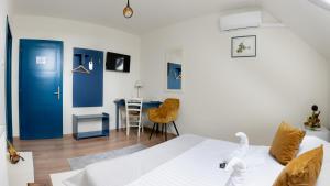 HERMITAGE by Elenis في سفنتو جيورجي: غرفة نوم بسرير وباب ازرق وطاولة