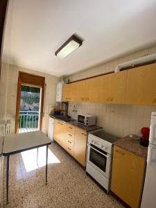 Kuchyň nebo kuchyňský kout v ubytování Apartaments Sant Antoni