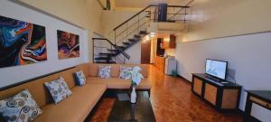 een woonkamer met een bank en een trap bij Alta Vista De Boracay by Crystal in Boracay