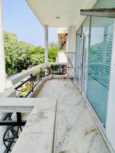 uma varanda de uma casa com um corrimão em Fortune Home Service Apartment 2Bhk,E28 Saket 2A em Nova Deli