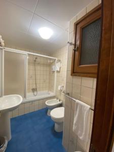 Koupelna v ubytování Apartaments Sant Antoni