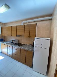 Kuchyň nebo kuchyňský kout v ubytování Apartaments Sant Antoni