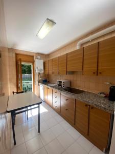 Kuchyň nebo kuchyňský kout v ubytování Apartaments Sant Antoni