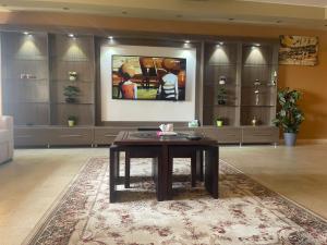 una sala de estar con una mesa en el centro de una habitación en شقة مفروشة فاخرة مطلة على كورنيش النيل المعادي بالطابق 23, en El Cairo