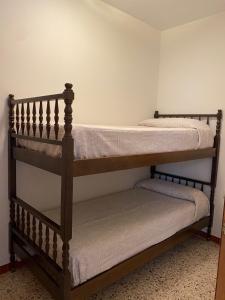 Postel nebo postele na pokoji v ubytování Apartaments Sant Antoni