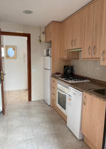 Kuchyň nebo kuchyňský kout v ubytování Apartaments Sant Antoni