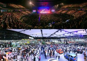 una multitud de personas caminando por un estadio con coches en ห้องพักรายวัน เมืองทองธานี เรือนศรีตรัง, en Ban Bang Phang