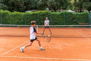 Tennis ja/või seinatennis majutusasutuses MASLINICA Hedera Hotel või selle läheduses