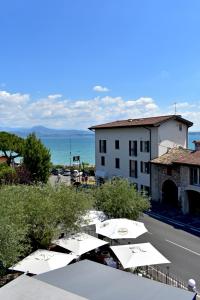a view of a street with a building and the ocean at Hotel Marolda in Sirmione