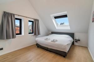 コクセッドにあるSublieme, ruime luxe villa 10p met terras én tuinのベッドルーム1室(ベッド1台、窓2つ付)