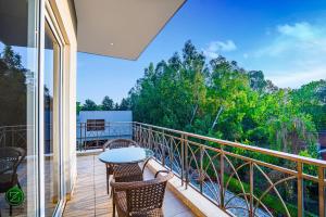 balcone con tavolo, sedie e alberi di The Zenith - A boutique hotel by Hot Millions a Mohali