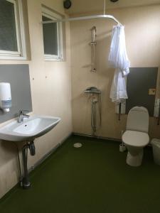 La salle de bains est pourvue d'un lavabo et de toilettes. dans l'établissement Hostel Svedjegården, à Nybble