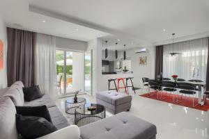 een woonkamer met een bank en een tafel bij Villa Bella- White in Rovinjsko Selo