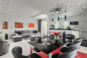 een eetkamer en woonkamer met een tafel en stoelen bij Villa Bella- White in Rovinjsko Selo