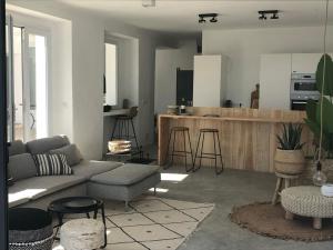Casa Trece في إيزناخار: غرفة معيشة مع أريكة ومطبخ