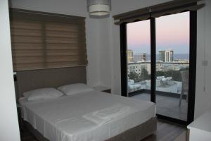 Кровать или кровати в номере Okman Homes