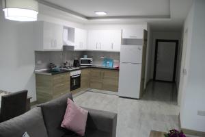 Кухня или мини-кухня в Okman Homes
