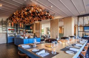 Um restaurante ou outro lugar para comer em Crowne Plaza Geneva by IHG