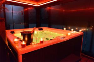 una vasca da bagno con candele e luci di SuiteDreams-Jungle Suite - Liège a Liegi