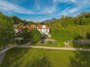 una vista aérea de una casa con árboles y una carretera en Parkhotel Bad Faulenbach en Füssen