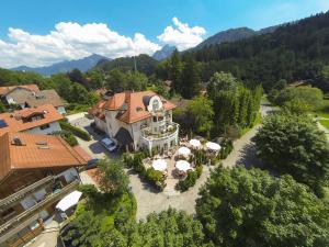 - une vue aérienne sur une grande maison avec une cour dans l'établissement Parkhotel Bad Faulenbach, à Füssen