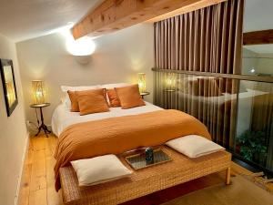 サン・レミ・ド・プロヴァンスにあるLe Loftのベッドルーム(大型ベッド1台、テーブル付)