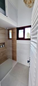 baño con ducha y puerta de cristal en Villacana 2106, en Estepona