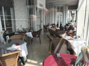 فندق ذا كمبرلاند في إيستبورن: مطعم فيه طاولات وكراسي في الغرفة
