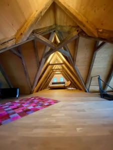 ein großes Dachzimmer mit einem Bett und einem Sofa in der Unterkunft Design-Loft Appartement in Berchtesgaden