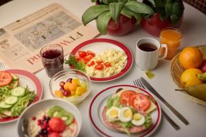 Töölö Towers في هلسنكي: طاولة مع أطباق من الطعام وأكواب من القهوة