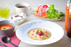 eine Schüssel Suppe mit Salat und einer Tasse Kaffee in der Unterkunft OMO5 Kyoto Sanjo by Hoshino Resorts in Kyoto