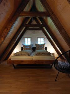 ein Bett in der Mitte eines Dachbodens in der Unterkunft Design-Loft Appartement in Berchtesgaden