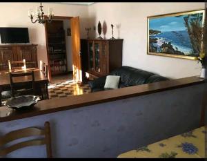 - un salon avec un canapé et une table dans l'établissement Grand Appartement 6 pers,lumineux,avec terrasse Sud de France, à Tuchan