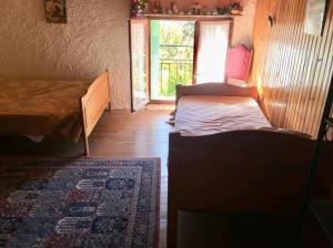 - une chambre avec 2 lits, une fenêtre et un tapis dans l'établissement Grand Appartement 6 pers,lumineux,avec terrasse Sud de France, à Tuchan