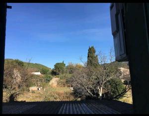- une vue depuis la fenêtre d'un champ arboré dans l'établissement Grand Appartement 6 pers,lumineux,avec terrasse Sud de France, à Tuchan