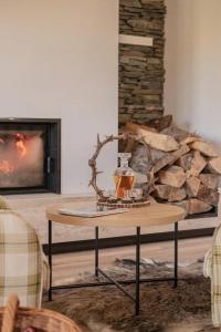 a coffee table in a living room with a fireplace at Highland Warmia - Gospodarstwo agroturystyczne in Jeziorany