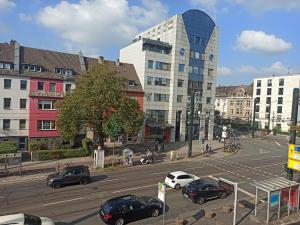 uma cidade com carros estacionados numa rua com edifícios em Central Studio 139 em Düsseldorf
