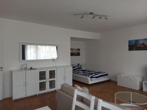 Central Studio 139 في دوسلدورف: غرفة معيشة مع أريكة وسرير