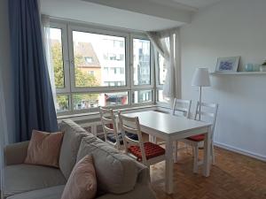 sala de estar con sofá, mesa y sillas en Central Studio 139 en Düsseldorf