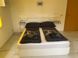 Un pat sau paturi într-o cameră la Ferienwohnung Möllbrücke