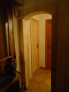 un pasillo con una puerta abierta en una casa en L'Eterlou Chambres d'Hote, en Albertville