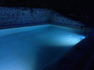 einen Pool mit blauen Lichtern in einem Zimmer in der Unterkunft Apartamento El Mirador Rocabella in El Chorro