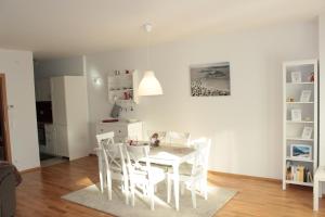 un comedor blanco con una mesa y sillas blancas en Ferienwohnung Earthloft, en Bad Kleinkirchheim